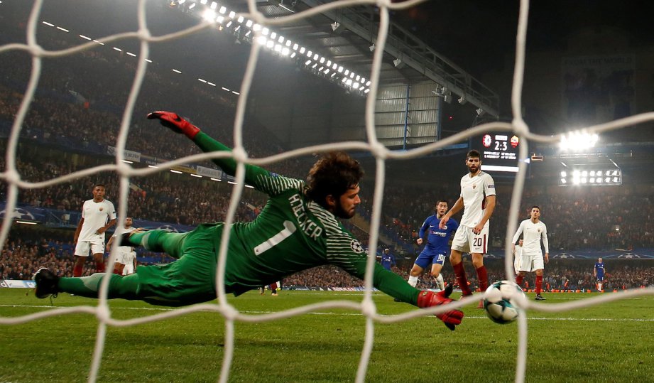 HAZARD (baju biru) menjaring gol ketiga Chelsea menewaskan penjaga gol Roma,  Alisson Becker. FOTO/REUTERS               