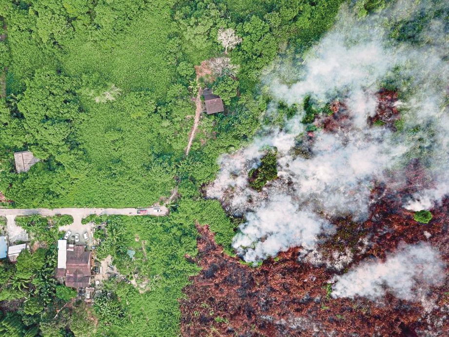 KEBAKARAN hutan yang berterusan di Sri Aman. FOTO ihsan Jabatan Bomba dan Penyelamat