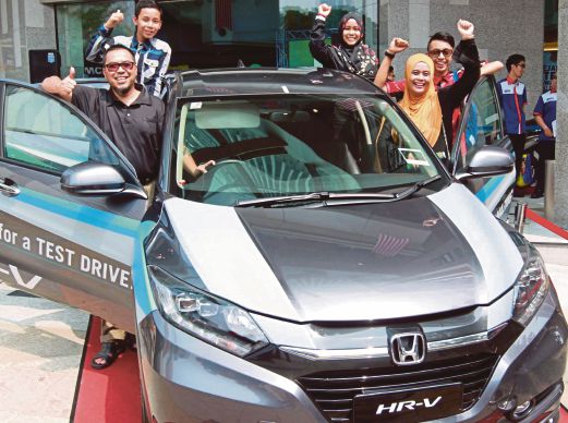  IRWAN  (kiri) bersama ahli keluarganya  bersama kereta Honda HRV 1.8L V di  Busana Menara MARA, Kuala Lumpur.