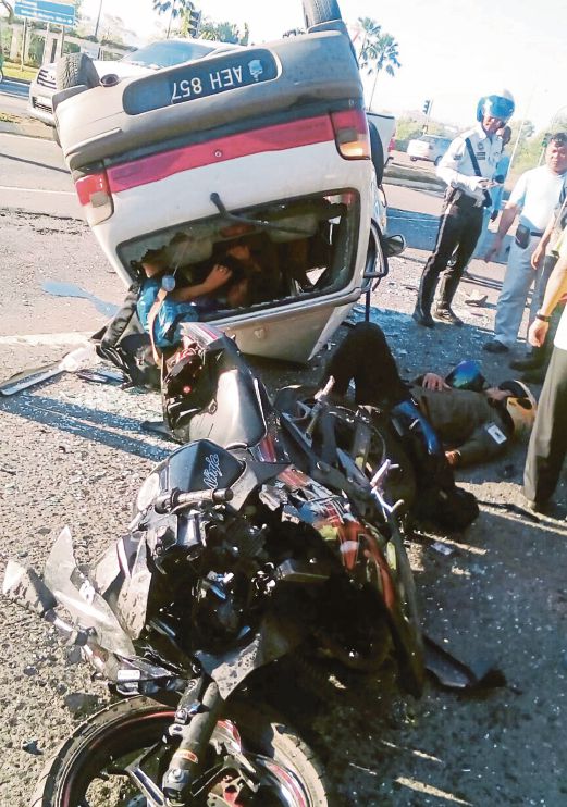  MANGSA tersepit serta terbaring selepas kemalangan membabitkan Perodua Kancil dan penunggang motosikal berkuasa tinggi di Jalan Sulaman, semalam.