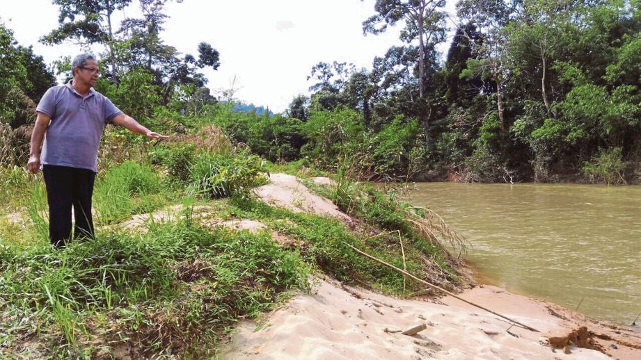 PENGERUSI Jawatankuasa Kemajuan dan Keselamatan Kampung Basung, Mamat Mat Amin, 66, menunjukkan keadaan sungai  yang semakin cetek.