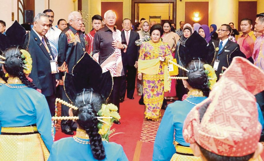 NAJIB dan Rosmah ketika hadir pada Majlis Makan Malam APFEC 2016.
