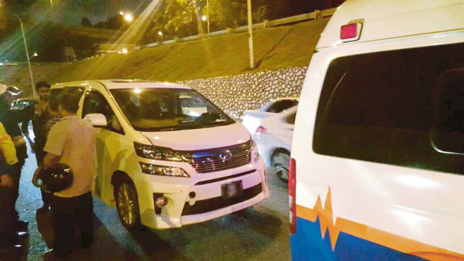 KEADAAN ambulans APM yang dirempuh dalam kemalangan di Jalan Kuching.