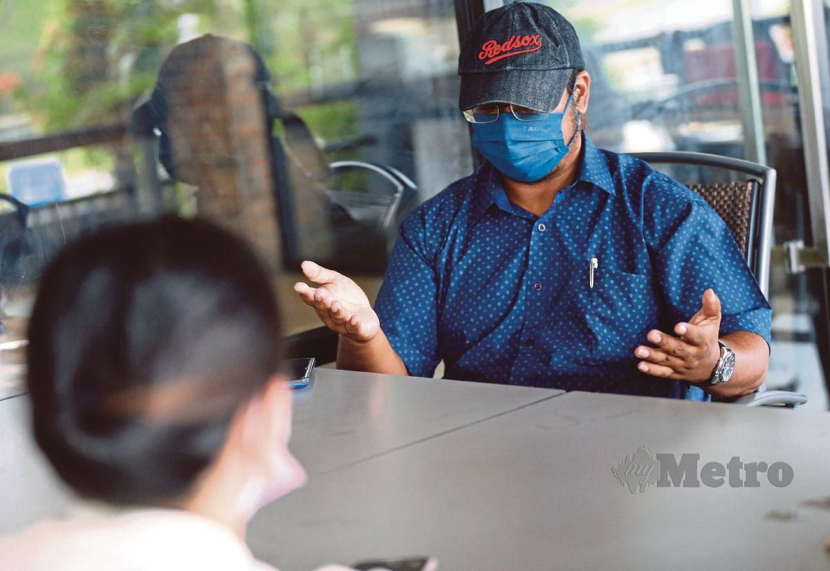 MANGSA penipuan pelaburan saham  ketika bertemu wartawan Harian Metro di Bukit Jelutong, Shah Alam. FOTO OWEE AH CHUN