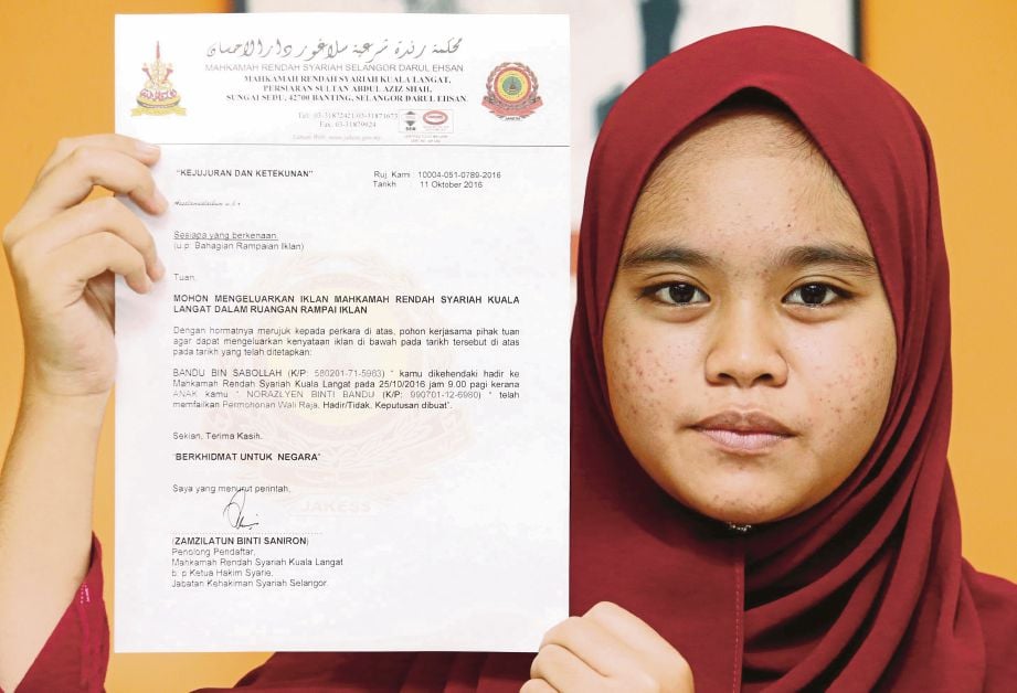 NORAZLYEN menunjukkan surat Mahkamah  Rendah Syariah Selangor yang memohon   bapanya, Bandu Sabollah menjadi wali pernikahan. 