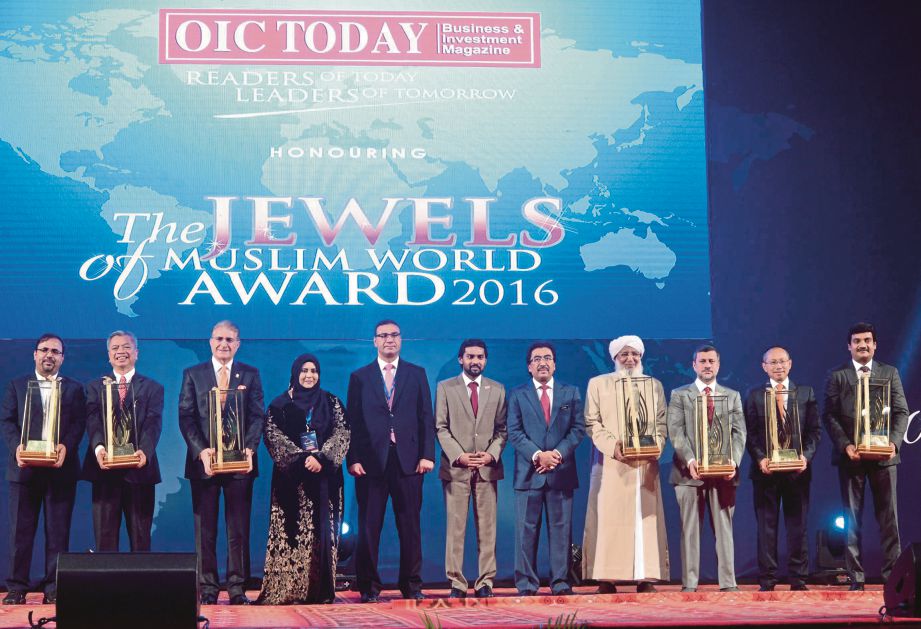 JOHARI (lima dari kanan) selepas majlis perasmian Persidangan dan Pameran Biz Dunia Islam 2016 di Kuala Lumpur, semalam.
