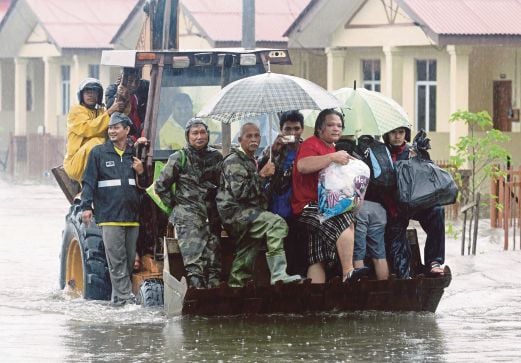  JENTOLAK digunakan bagi membawa mangsa banjir ke pusat pemindahan sementara di Sekolah Kebangsaan Kompleks, Gong Badak, semalam. 