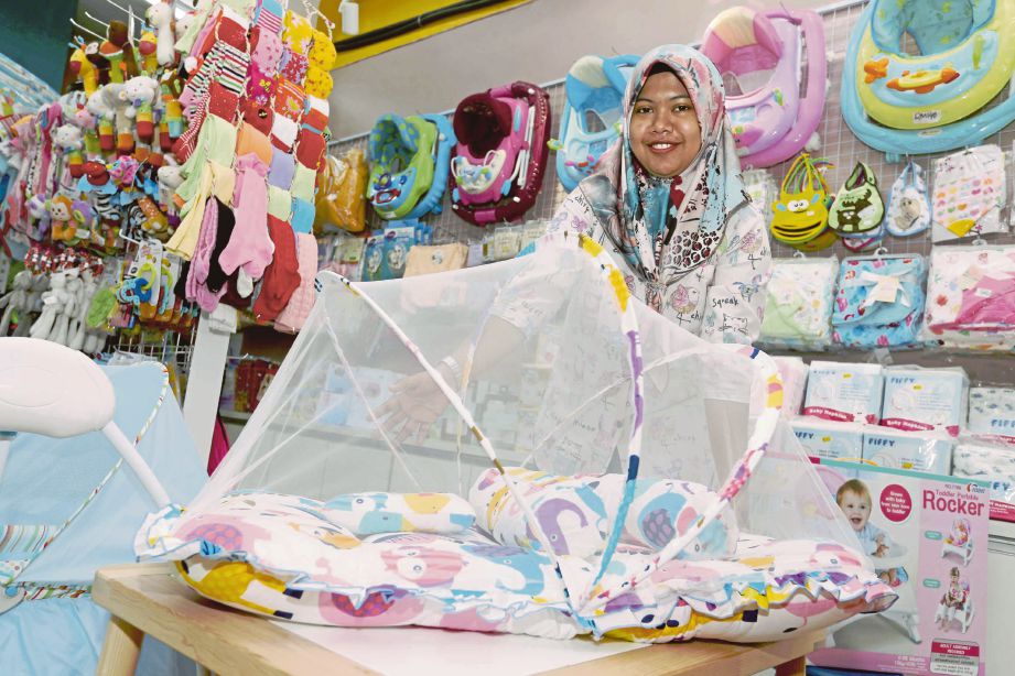 ZAIDATUL Nur Syuhadah menunjukkan antara barangan yang terdapat di butik Si Kecil Ibu.