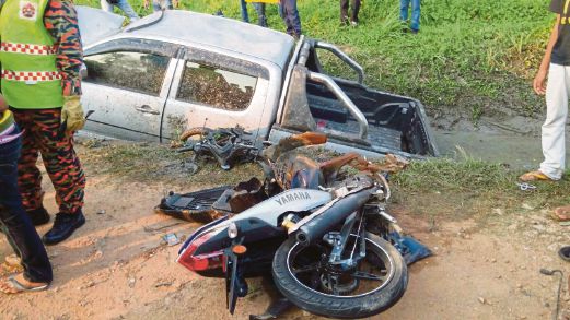 KEADAAN kemalangan membabitkan pacuan empat roda dan dua motosikal.