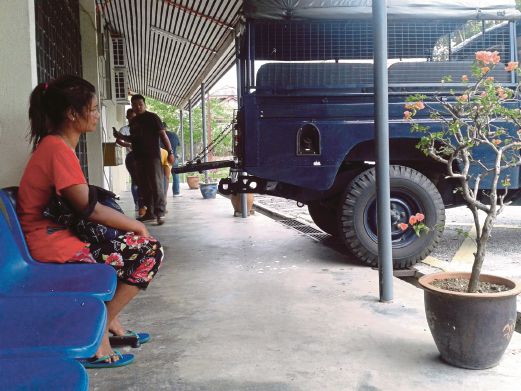 NALAWATI menunggu mayat suaminya (gambar kecil) di Unit Forensik Hospital Tapah. 