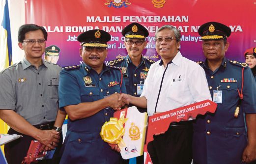 KETUA Pegawai Eksekutif Cahaya Jauhar, Mohd Auzir Mohd Tahir (dua dari kanan) menyampaikan replika kunci kepada Pemangku Pengarah Bomba Johor, Mohd Yusof Mohd Gunnos (dua dari kiri) sambil diperhatikan  Mohd Nor (tengah), Timbalan Ketua Pengarah (Operasi) Bomba, Zulkarnain Kasim (kanan) dan Setiausaha Kerajaan Johor (Pengurusan), Amran Abdul Rahman (dua dari kiri). 