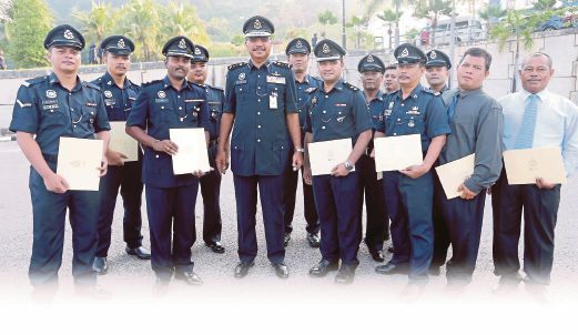 RAMLI (tengah) bersama anggota yang menerima sijil penghargaan pada Perhimpunan Bulanan Polis 2016 di Ibu Pejabat Polis Kontinjen Melaka. 