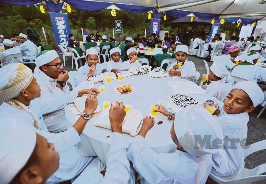 PENGHUNI Madrasah Tahfiz Raudatul Baiduri yang diraikan menerusi program Kotak Rezeki 2019.