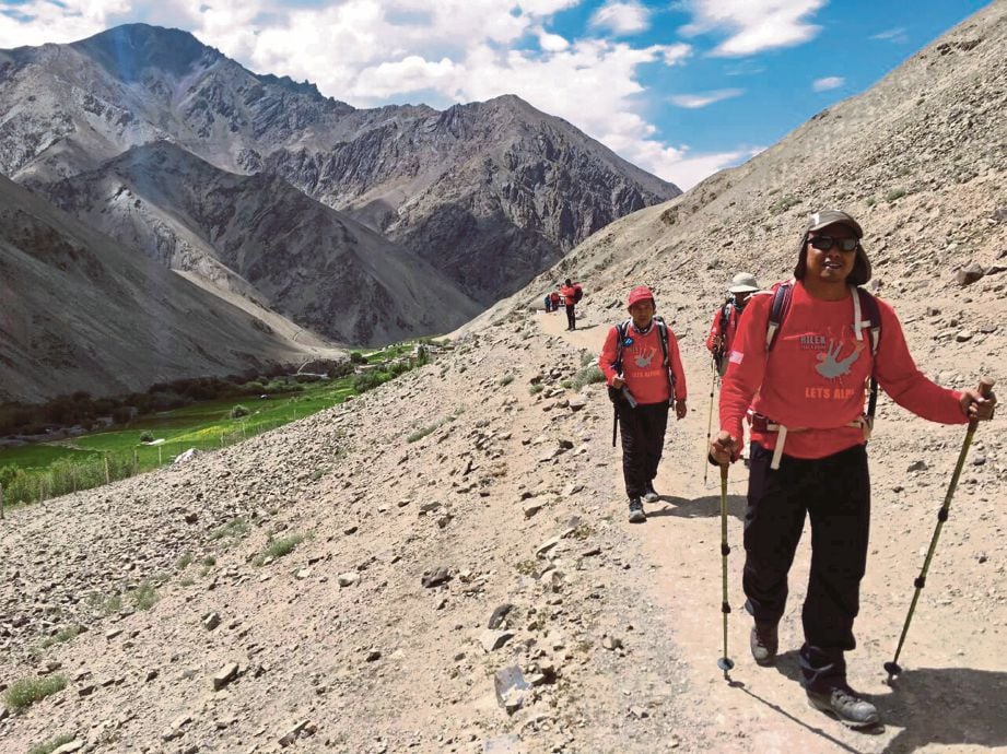 Peserta ekspedisi dalam perjalanan ke Rumbak Valley pada ketinggian 4,000 meter dari aras laut.