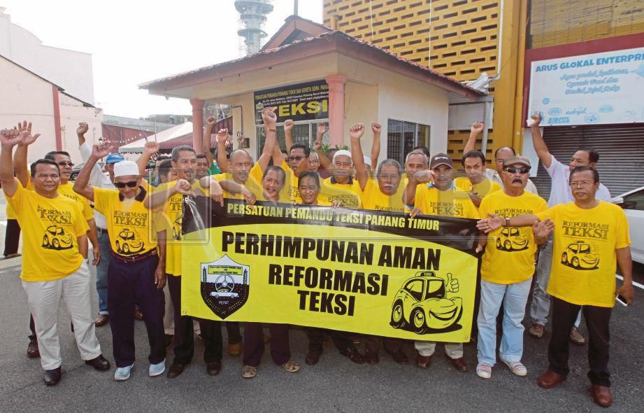 AHLI Persatuan Pemandu-Pemandu Teksi dan Kereta Sewa Pahang Timur mengadakan bantahan aman di Hentian Teksi Jalan Mahkota. 