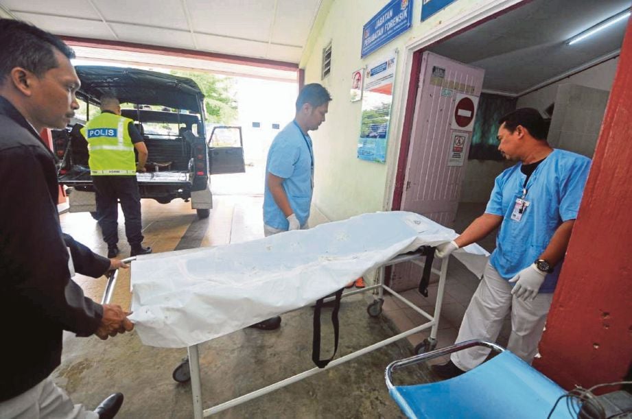 JENAZAH mangsa kemalangan maut di hadapan Ladang Fikri, Kuala Nerus, semalam  dibawa ke Unit Forensik HSNZ.