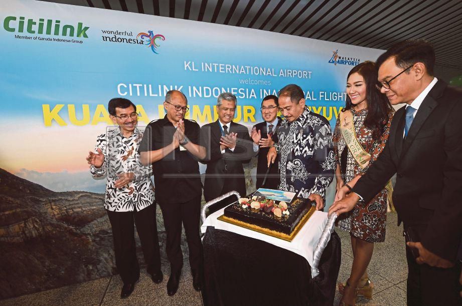 MENTERI Pelancongan Republik Indonesia, Arief Yahya (tiga dari kanan) memotong kek meraikan penerbangan sulung pesawat Citilink Indonesia. 