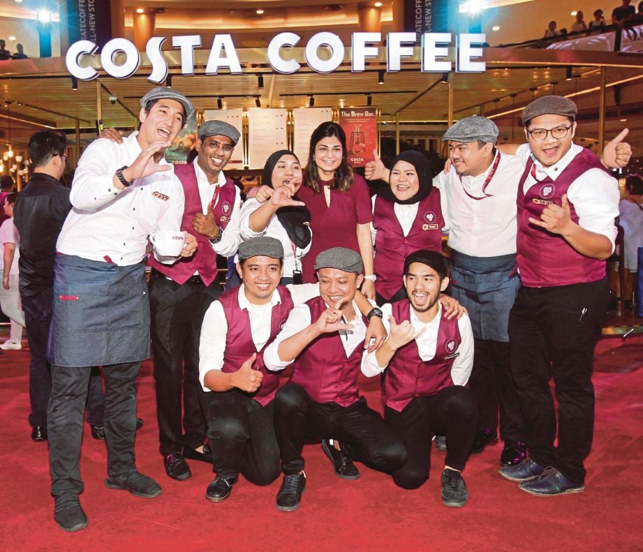 NOR Izzati (tengah) pada pembukaan Costa Coffee di Sunway Pyramid Mall, Bandar Sunway. 