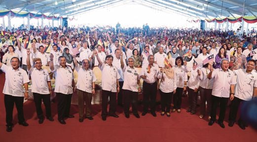 ADENAN (tengah) bersama barisan pemimpin  Sarawak menyanyikan lagu rasmi Sejiwa Senada bersama 4,000 tetamu yang dihadir.