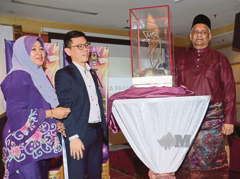 RADZALI  (kanan) bersama Timbalan Pengerusi MFA, Datuk Zahriah Abd Kadir  dan  Timbalan Pengerusi MFA 2, Deric Yeo   melancarkan Anugerah Francais Malaysia 2019, semalam.