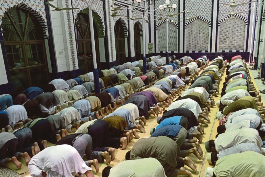 SOLAT berjemaah dapat mengeratkan silaturahim dan mengimarahkan masjid.