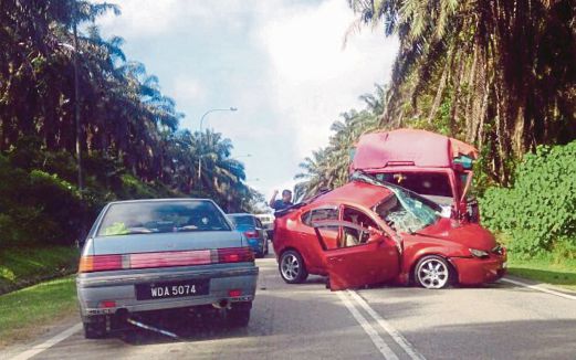 KEADAAN lori dan kereta yang terbabit kemalangan di Kilometer 12 Jalan Kulai-Kota Tinggi.
