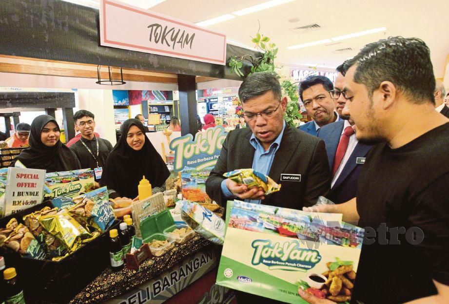 SAIFUDDIN (dua dari kanan) melihat kepelbagaian produk PKS pada Program Citarasa Malaysia di Tesco Mutiara Damansara.