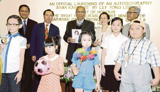 ADENAN (tiga dari kiri)  bergambar bersama Yong  (empat dari kanan) pada Majlis Perasmian buku Anak Kampung di Hotel Hilton Kuching.