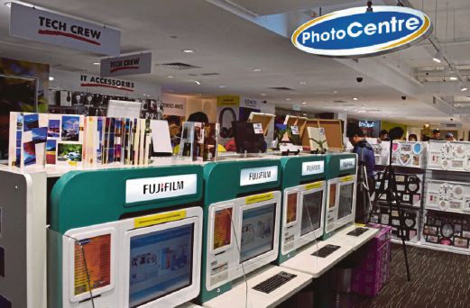 PELANGGAN boleh mengedit dan mencetak digital, photobooks dan banyak lagi di kios layan diri di PhotoCentre. 