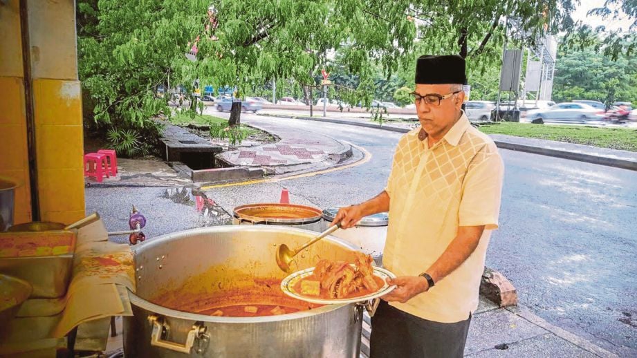 ZABARULLAH menghidangkan kari kepala ikan di Restoran ZK, Kg Attap, Kuala Lumpur.