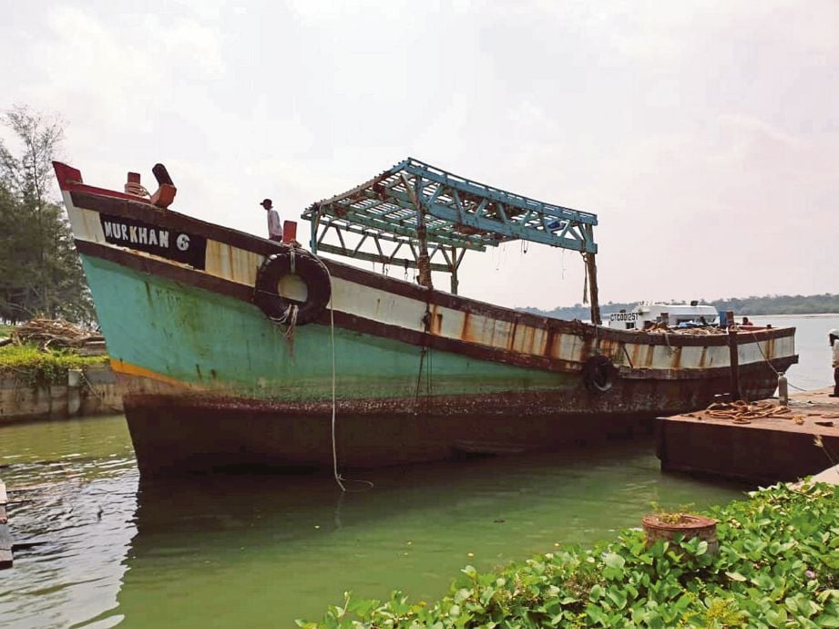 DUA bot nelayan Vietnam dimusnahkan selepas mendapat perintah lucut hak daripada Mahkamah Sesyen Kota Tinggi. FOTO ihsan APMM