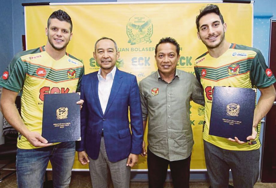 DUA pemain import baru Kedah, Alvaro Silva (kiri) dan Pablo Pallares bergambar bersama Setiausaha Kehormat Persatuan Bolasepak Kedah (KFA), Datuk Aminudin Omar (dua dari kiri), dan Penolong Pengurus skuad Liga Super Kedah, Haris Che Mat.