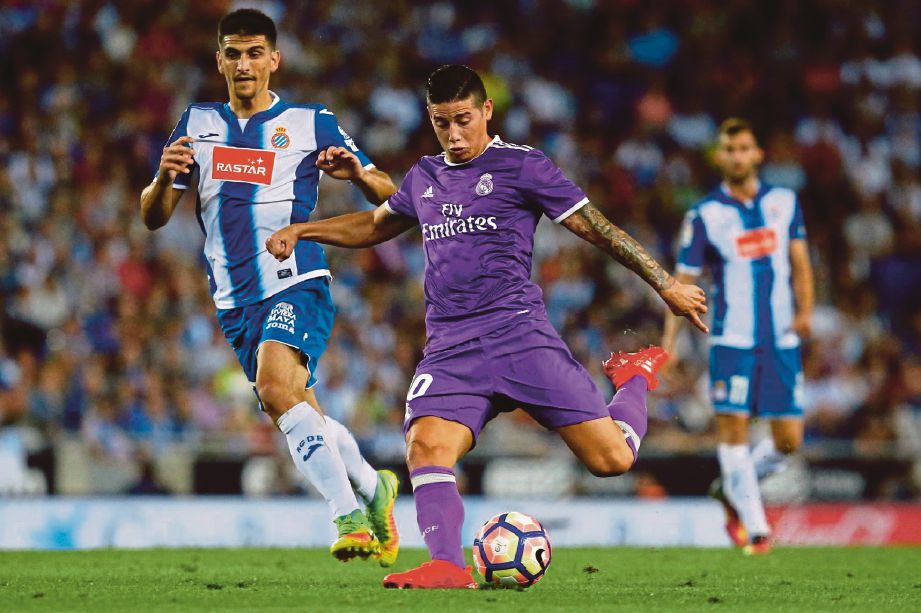 PEMAIN Real Madrid, James Rodriguez (tengah) membuat percubaan ke arah gol Espanyol.
