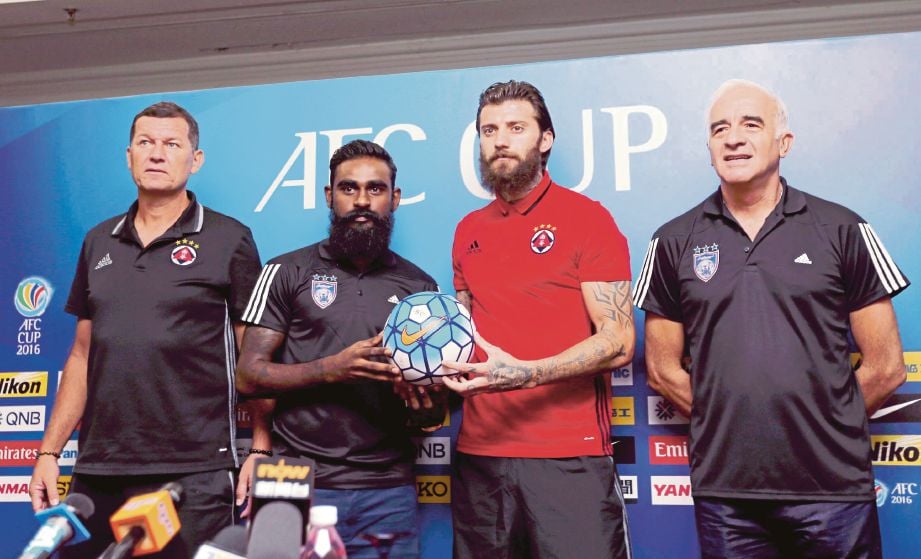 PEMAIN Johor DT Gary  Steven Robart (dua dari kiri) bersama pemain South China, Malisic Bojan (tiga dari kiri), Gomez (kanan) dan   Rambo  menunjukkan bola yang akan digunakan di perlawanan suku akhir kedua Piala AFC.