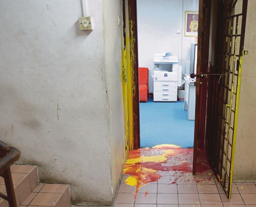 KEADAAN pintu pejabat FAS yang disimbah cat merah dan kuning.