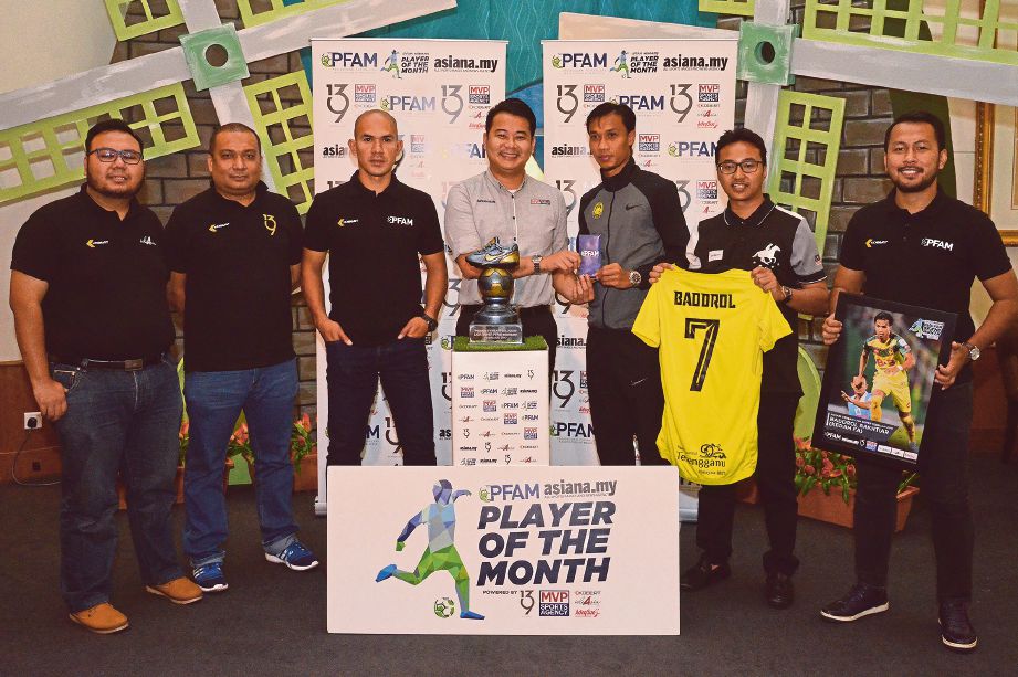 BADDROL (tiga dari kanan) menerima Anugerah Pemain Terbaik Bulanan Liga Super PFAM-Asiana.my untuk Februari, semalam.