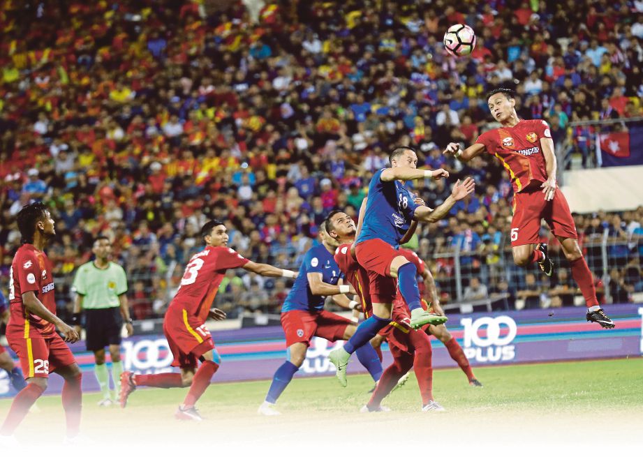 PEMAIN Selangor  Raimi Md Nor (kanan) bersaing dengan pemain Johor DT Darren Lok (dua kanan)  di Stadium Majlis Perbandaran Selayang, kelmarin.