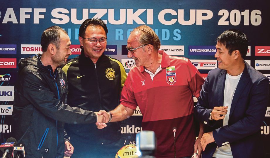 DARI kiri Tae Hoon,  Kim Swee, jurulatih Myanmar Gerd Zeise dan jurulatih Vietnam Nguyen Huu Thang pada sidang media rasmi Kumpulan B Piala AFF 2016, semalam.