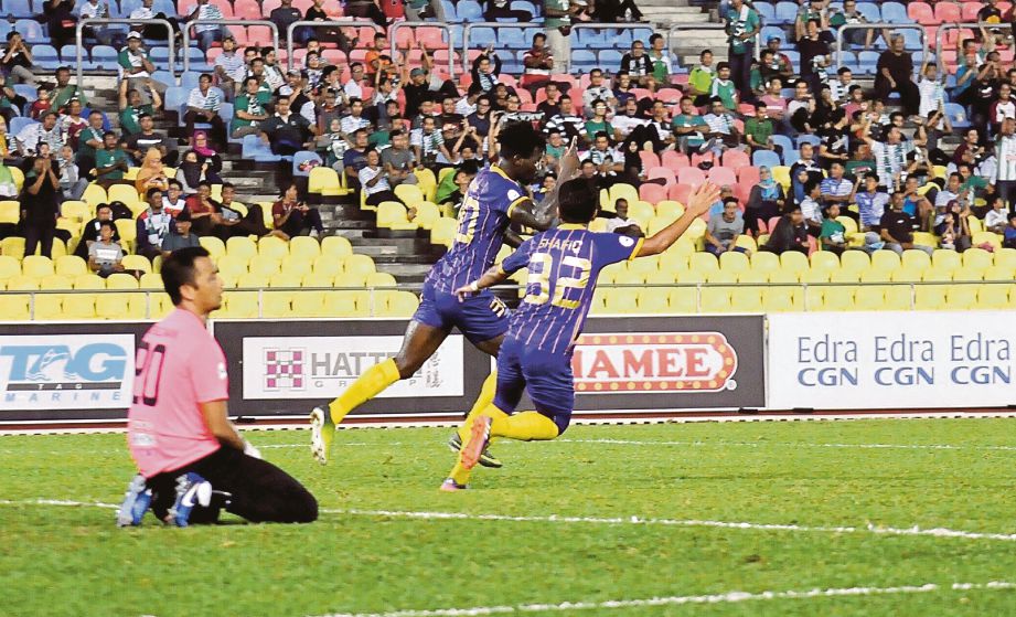 PENYERANG UiTM FC, Akanni Sunday Wasiu (tengah) meraikan gol bersama rakan sepasukan.