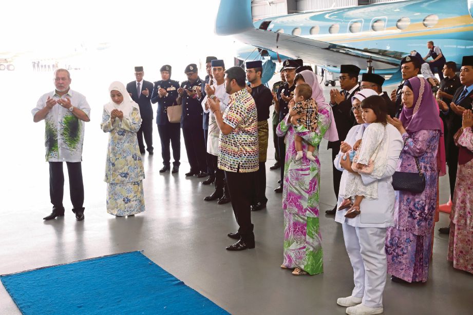 SULTAN Johor  berkenan berangkat ke Hangar DiRaja, Lapangan Terbang Antarabangsa Senai bagi mengucapkan selamat jalan kepada Permaisuri Johor dan paduka anakanda yang akan mengerjakan umrah. 