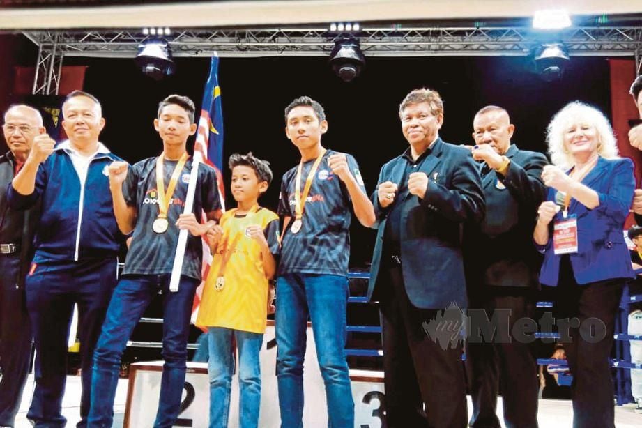 MOHAMAD Arif (tiga dari kiri) bersama Iskandar Hazriq (empat dari kiri) memenangi pingat emas dan Iskandar Zulkarnain merangkul pingat gangsa di Pattaya.
