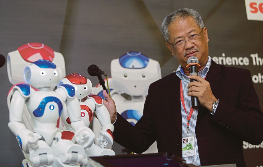 LIM memperkenalkan robot QQ dan TiTi di 1 Utama, semalam.