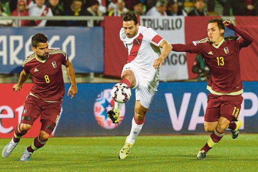 PIZARRO (tengah) diasak dua pemain Venezuela di Stadium Elias Figueroa.