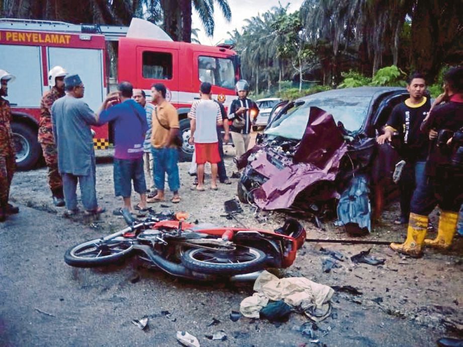 KEADAAN Perodua Alza dan motosikal yang terbabit dalam kemalangan di Kilometer 24, Bukit Tiga, Jalan Mawai-Kuala Sedili, kelmarin.
