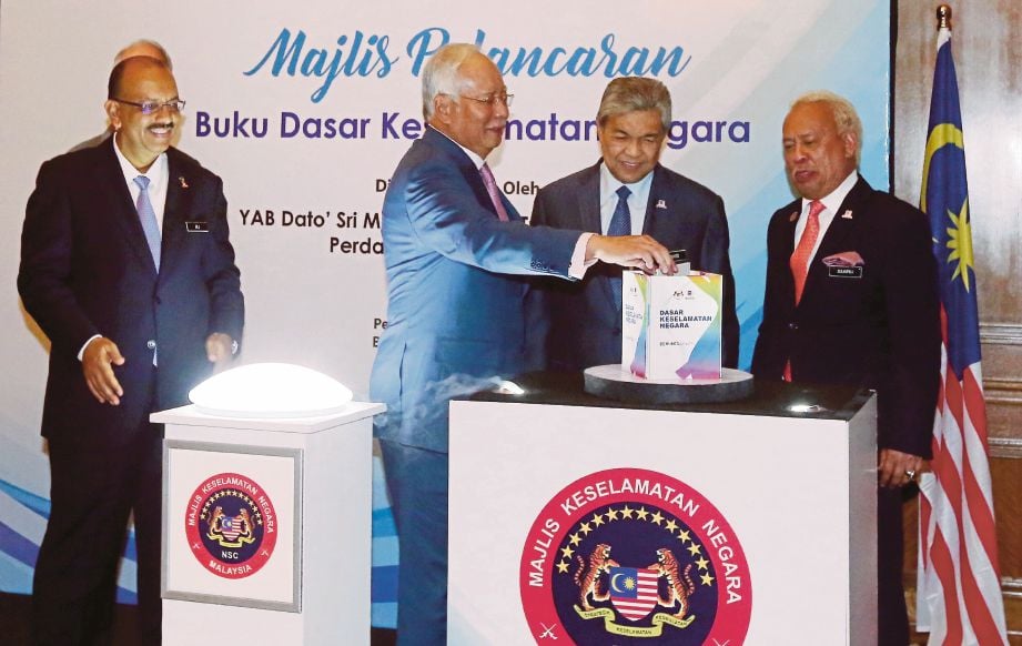 Najib  melancarkan Buku Dasar Keselamatan Negara di Putrajaya sambil diperhatikan   Dr Ahmad Zahid, Ali (kiri) dan  Zulkifeli.