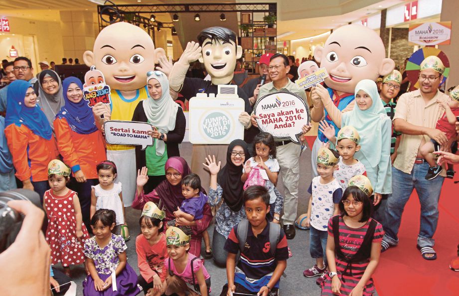  Ahmad Shabery (tengah)  bersama  pengunjung  pada program Jelajah MAHA 2016 di IOI City Mall, Putrajaya. 