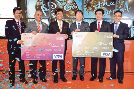  Kenji  (tiga dari kanan)  melancarkan kad kredit AEON BiG Visa baru dengan fungsi payWave, semalam.