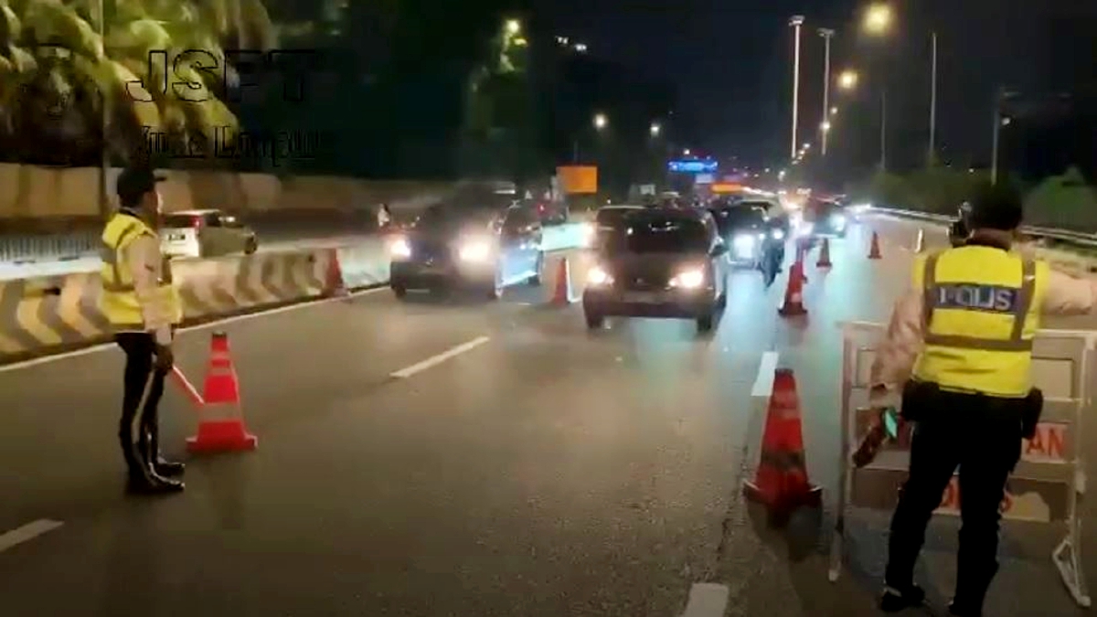 SEKATAN Jalan raya di Jalan Tun Razak dalam operasi malam tadi. FOTO Ihsan JSPT KL.