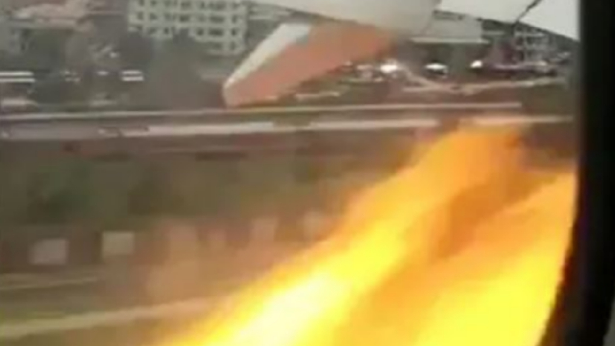 TANGKAP layar daripada video tular menunjukkan enjin kiri pesawat berkenaan yang terbakar. 