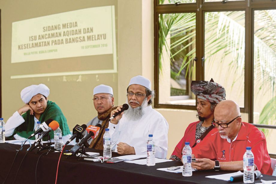 Yang Dipertua AMIN Abdul Kareem Sain Khadaied (tengah) dalam sidang media, semalam.